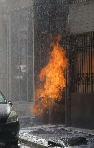 İstanbul Üsküdar'da doğalgaz yangını paniği! Alevler bir anda parladı