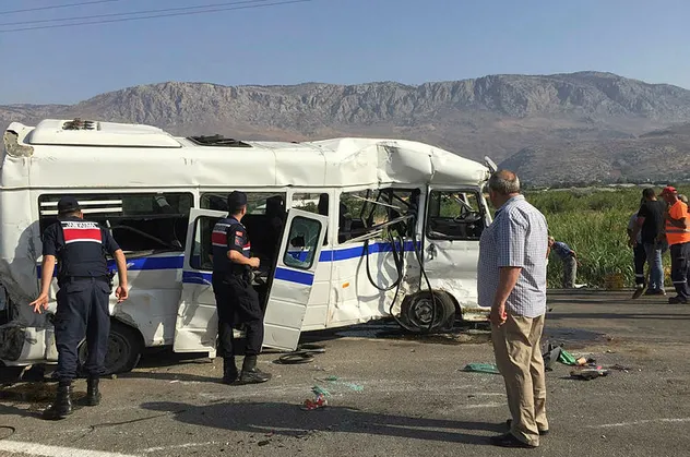 Mersin'de öğrencileri taşıyan servis TIR'la çarpıştı: 9'u öğrenci 11 yaralı
