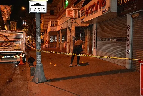 Son dakika: Beyoğlu'nda gece yarısı silahlı saldırı! 1 yaralı-1