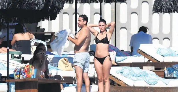 Oyuncu Sitare Akbaş ve arkadaşı Alican Aytekin Çeşme'de