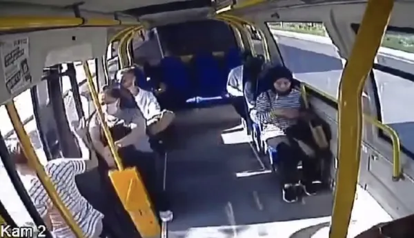 iett-otobusu-minibuse-carpti-korku-dolu-anlar-kamerada-1659530139971.jpg