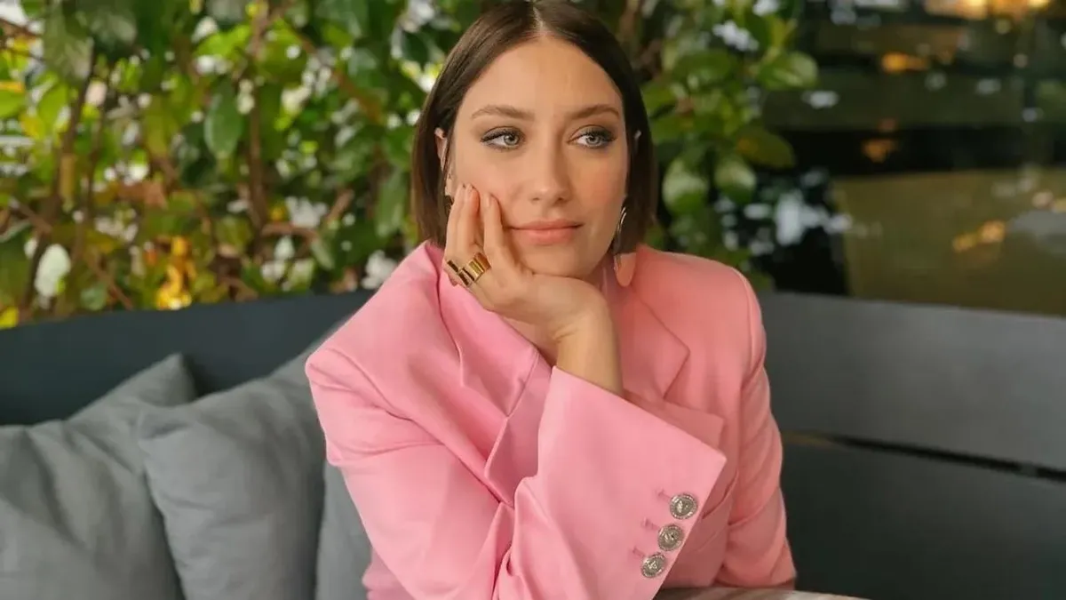 Hazal Kaya takipçilerine dert yandı! Biz yine taşınıyoruz