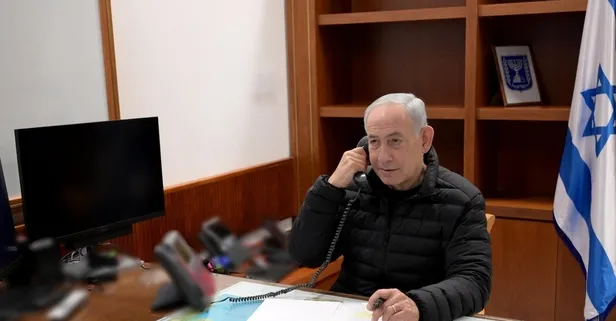 İsrail Başbakanı Netanyahu ABD Başkanı Trump'ı aradı: Masadaki kitap detayı dikkat çekti