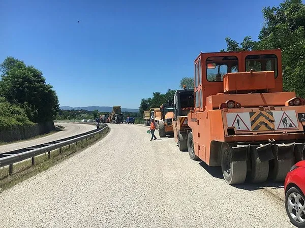 tankerin-altinda-kalan-karayollari-iscisinin-ayaklari-koptu-1594472015729.jpg Bartın’da tankerin altında kalan karayolları işçisinin 2 ayağı koptu-4