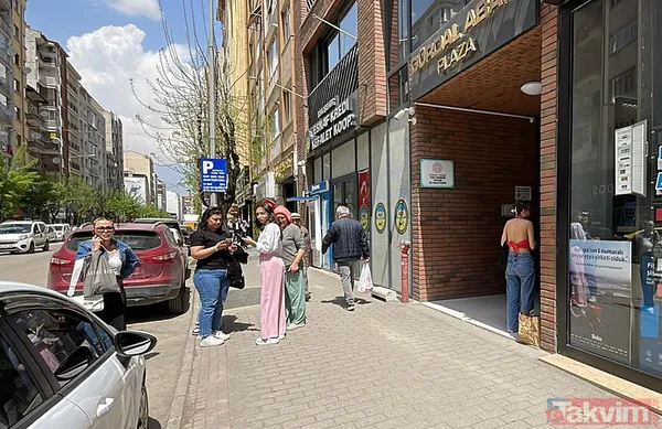 İstanbul Havalimanı'ndaki Yolcular Ve Çalışanlar Da Panikleyerek Dışarı Çıktı.