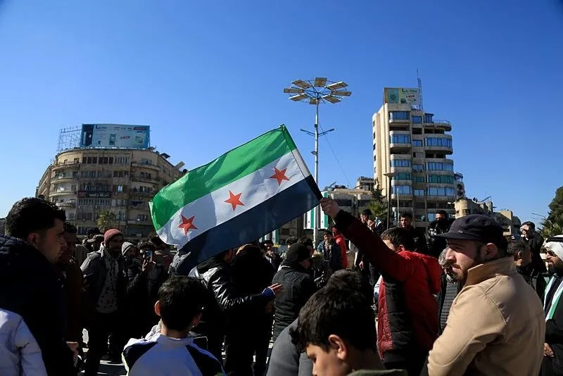 Suriye'nin Halep ilinde bir araya gelen protestocular, ülkenin tamamını PKK/YPG'li teröristlerden temizlemek için Cumhurbaşkanı Ahmed Şara'dan operasyon talep etti. (AA)
