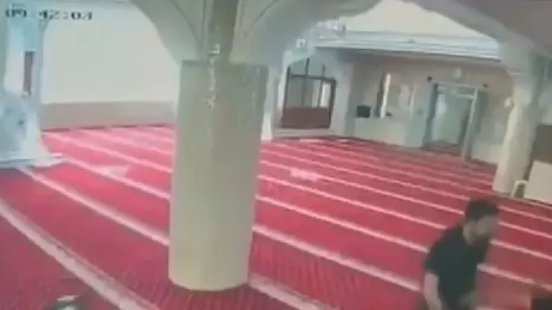 1779738641023.jpeg Bahçelievler’de camide bayram temizliği yapan imama yumruklu saldırı: O anlar kamerada-3