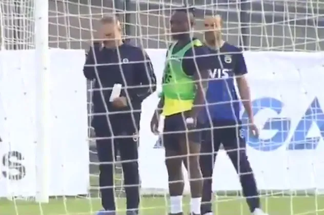 Fenerbahçe teknik direktörü Ersun Yanal sinirden kendini tokatladı