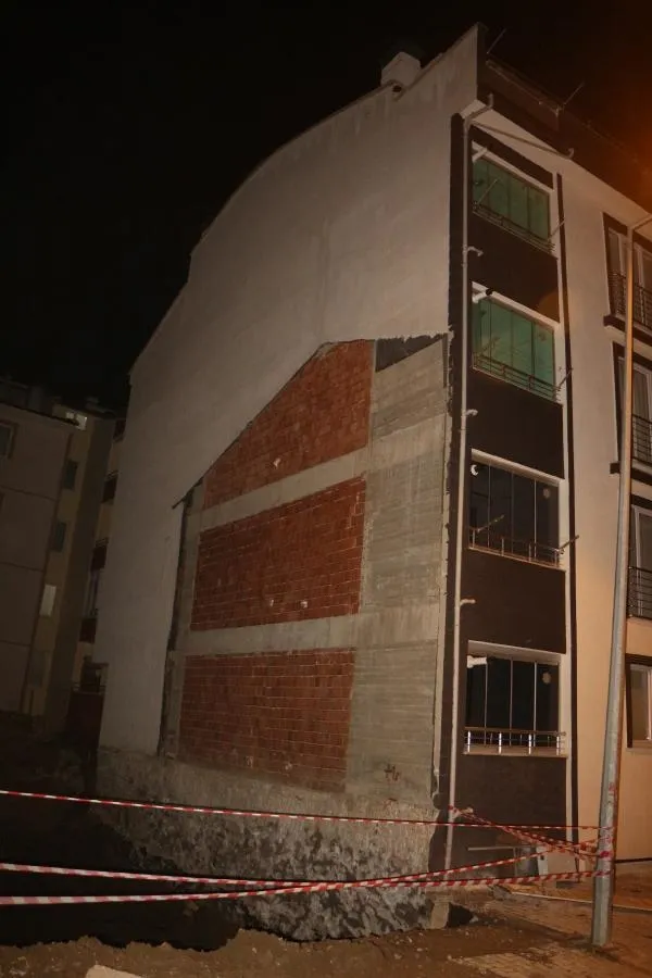 Tokat'ta korku dolu anlar: İnşaat temeli kazılırken hasar gören iki binadaki 48 kişi tahliye edildi-3