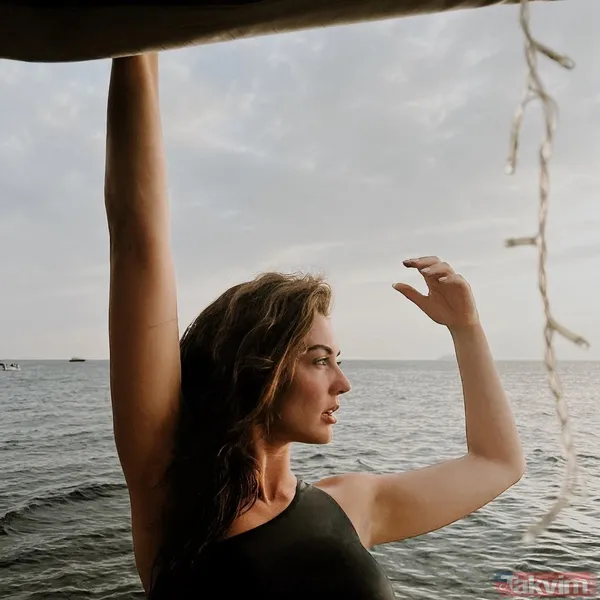 Burcu Özberk en cesur haliyle paylaştı! Dekolteli siyah bikinisi ile tüm dikkatleri üzerine topladı! İlk yorum Serkay Tütüncü’den... - 9