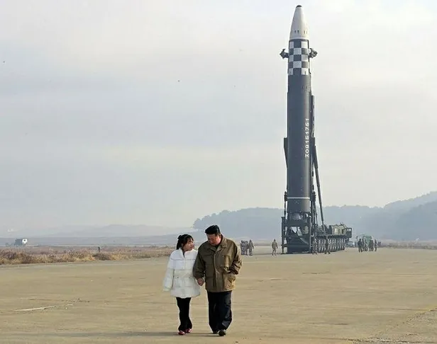Kuzey Kore lideri Kim Jong-un kıtalararası füze denemesinde ilk defa kızı Ju Ae ile görüntülendi!-8