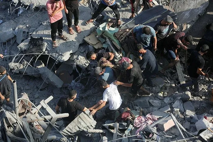 katliamin-ardindan-gazze-cibaliyeyi-sel-vurdu-yurekleri-parcalayan-anlar-selde-hayatini-kaybeden-kardesinin-ce-1702478907487.jpeg Gazze'yi bu kez sel vurdu! Yürekleri parçalayan anlar: Selde şehit olan kardeşinin cenazesini taşıdı-3