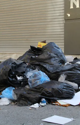 CHP'li Bornova Belediyesi'ndeki çöp yığınları vatandaşı isyan ettirdi