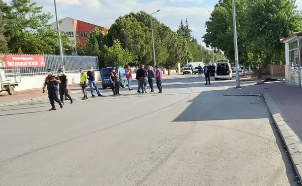 husumetlisini-sokak-ortasinda-tufekle-oldurup-intihar-etti-1622839649362.jpg Denizli'de husumetlisini sokak ortasında tüfekle öldürdükten sonra kendi canına kıydı-4