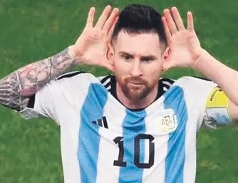 Lionel Messi Ronaldo’yu yakaladı!