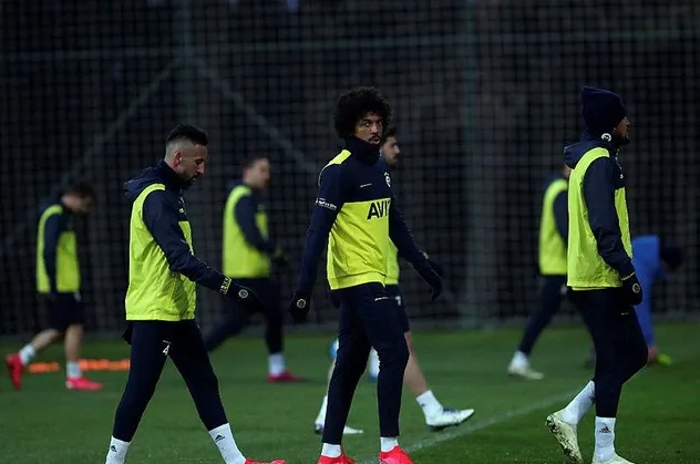 Fenerbahçe'den flaş koronavirüs kararı! Futbolcular evden çalışacak!