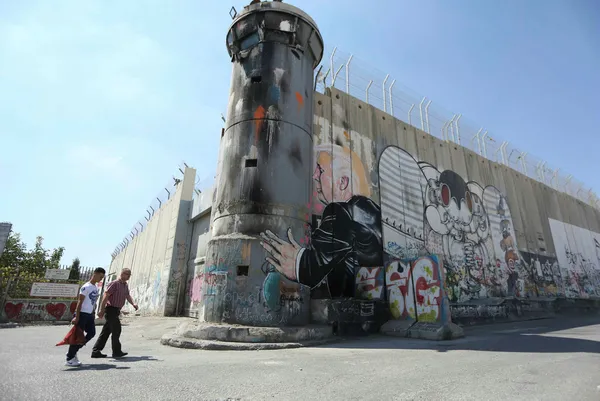 Ayrım Duvarı'nda Trump grafitisi-2