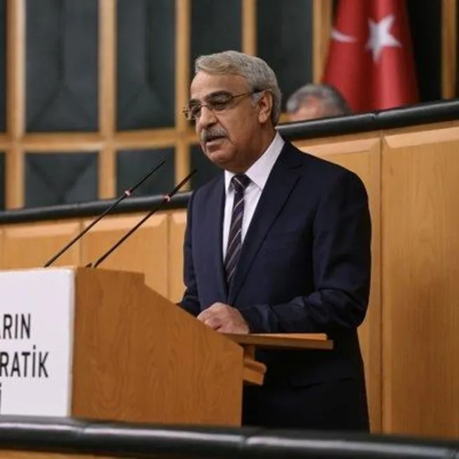 HDP 6lı masaya Cumhurbaşkanı adayı eşgalini verdi: LGBT, eşcinsel adayı arıyoruz