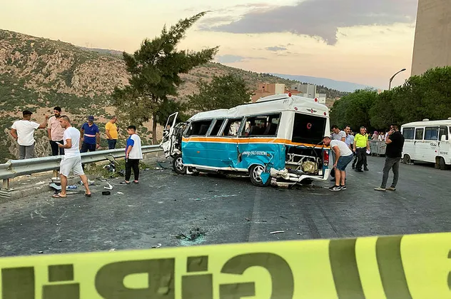 İzmir'de feci kaza! Midibüs ile dolmuş birbirine girdi: 2 ölü, 4 yaralı