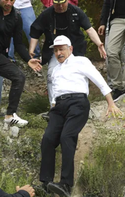 Kemal Kılıçdaroğlu yürüyüş sırasında böyle düştü