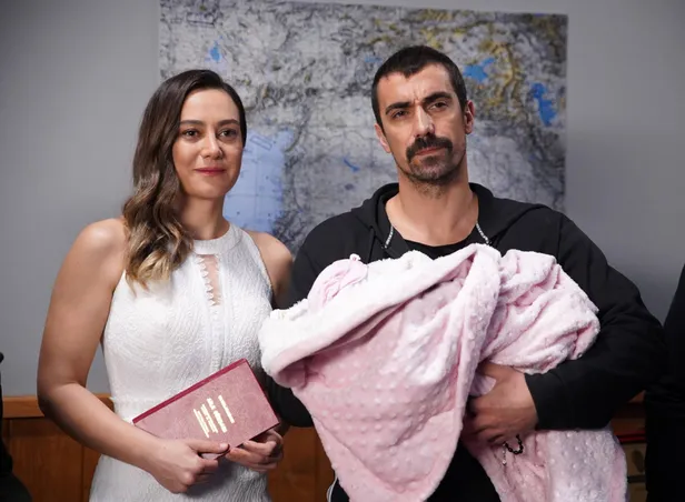 bir-zamanlar-cukurovada-hem-sevinc-hem-uzuntu-yaratan-gelisme-hande-soraldan-sonra-simdi-de-1628368526767.jpg 4. sezon öncesi iki veda bir de transfer! Bir Zamanlar Çukurova’da hem güldüren hem de üzen gelişme…-5