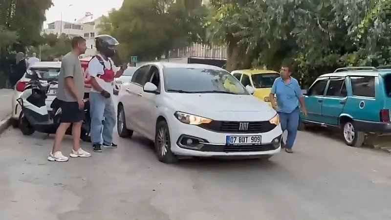 antalyada-motokurye-ile-surucunu-kavgasi-kamerada-kaputa-yatirip-yumrukladi-1788000674712.jpeg Antalya'da motokurye ile sürücünün kavgası kamerada: Kaputa yatırıp yumrukladı-2