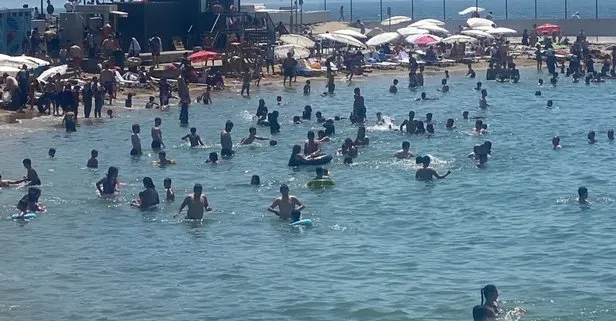 İstanbul’da sıcaktan bunalanlar Caddebostan Sahili’nde denize girerek serinledi