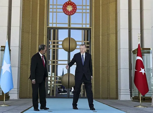 somali-cumhurbaskani-hasan-seyh-mahmud-ankarada-baskan-erdogan-resmi-torenle-karsiladi-1657103410458.jpeg