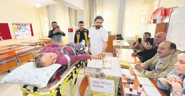 Tekirdağ Çerkezköy’de diyaliz hastası Yüksel Eceli ambulansla getirildiği okulda sedye üzerinde oy kullandı!