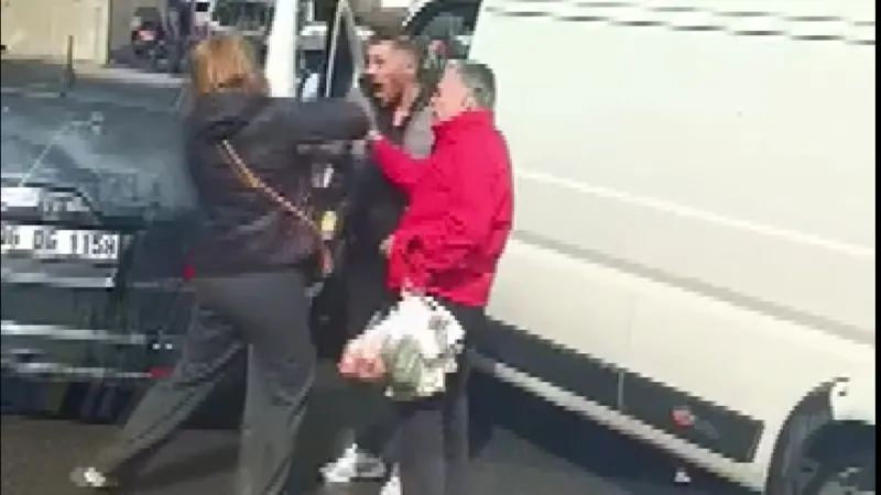 kadikoyde-olay-goruntuler-trafikte-tartistigi-kadin-surucuye-saldirdi-1711179582048.jpg