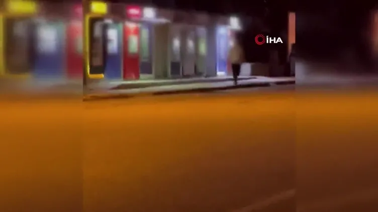 Parke taşıyla banka ATM’lerini tahrip etti