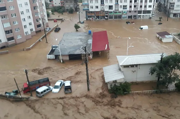 Son dakika: Rize'de Ağaran Şelalesi taştı! İlçe merkezi göle döndü!