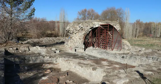 Kayseri'de Keykubadiye Sarayı'nın bu yılki kazılarında avlu ve çokgen havuz bulundu