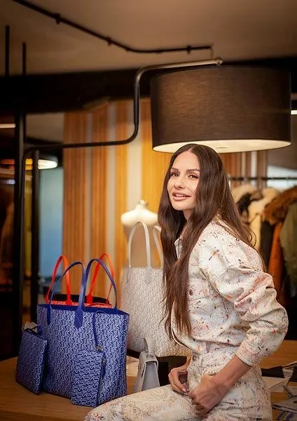 sosyetik-guzel-yasemin-ozilhanin-mutevazi-tatiline-ovgu-yagdi-1657047059051.jpeg Sosyetik güzel Yasemin Özilhan'ın mütevazi tatiline övgü yağdı-4