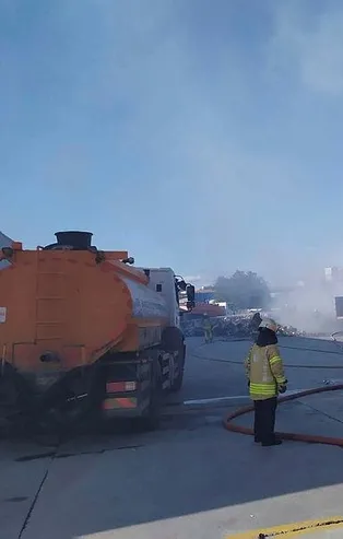 Son dakika: Sefaköy'de atık deposunda yangın
