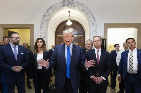 eski-abd-baskani-donald-trumpin-sivil-dolandiricilik-davasi-basladi-mahkeme-oncesi-flas-aciklama-sahtekar-bir-1696261776757.jpeg Eski ABD Başkanı Donald Trump’ın sivil dolandırıcılık davası başladı! Mahkeme öncesi flaş açıklama: "Sahtekar bir yargıcın huzuruna çıkmam gerekiyor"-3