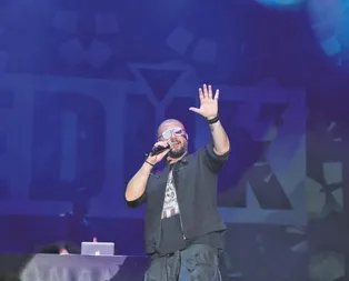 Hem yönetti hem müziğini yaptı