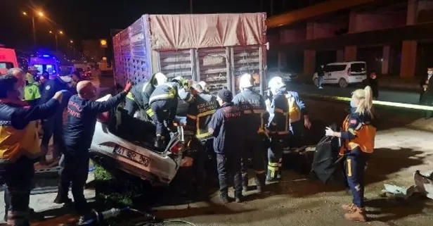İzmit'te korkunç son! Otomobil kamyonun altına girdi: 3 kişi hayatını kaybetti
