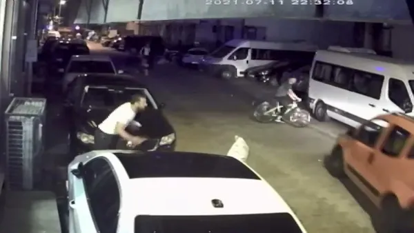 esenyurtta-tehlike-dolu-anlar-ara-sokaga-giren-hafif-ticari-arac-2si-bisikletli-cocuk-6-kisiyi-eziyordu-1626331714203.jpg Esenyurt'ta tehlike dolu anlar! Ara sokağa giren hafif ticari araç 2'si bisikletli çocuk 6 kişiyi eziyordu-2