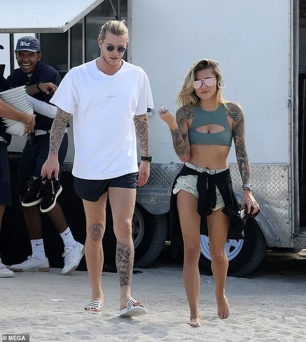 Loris Karius’un Alman sevgilisi Sophia, genç bir bloggerın kucağında poz verdi-4