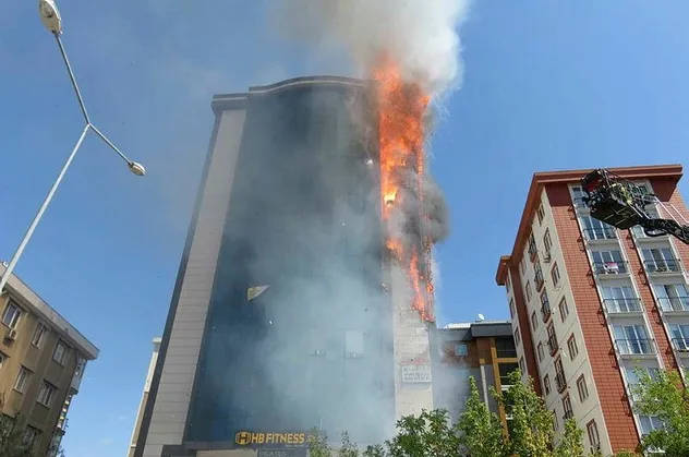 Ataşehir'de plaza yangını