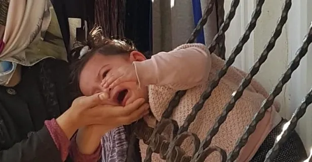 Demir korkuluklara sıkışan bebeği itfaiye kurtardı