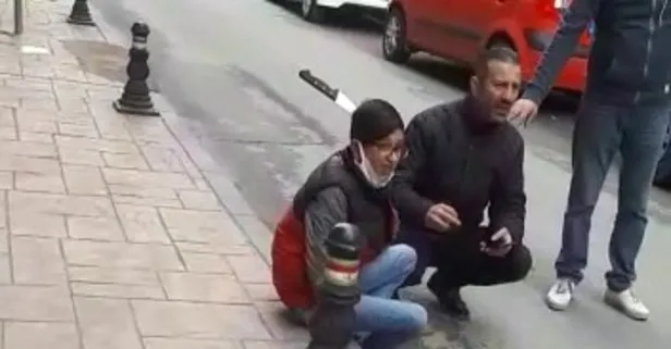 Sokakta kendisine saldıranların fırlattığı bıçak başına saplandı