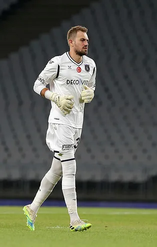 Galatasaray ile Beşiktaş arasında yeni transfer savaşı! Mert Günok paylaşılamıyor