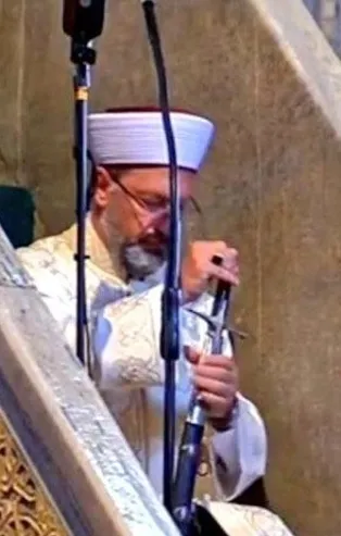 Diyanet İşleri Başkanı Ali Erbaş'tan "kılıçlı hutbe" açıklaması: "Fethin sembolü olan camilerde bu bir gelenek"