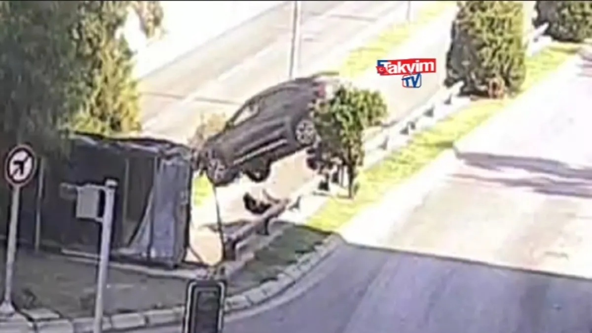 İzmir Konak'taki kaza kamerada! İşte otomobilin alt geçide uçma anı!