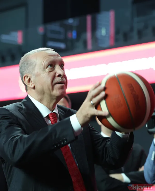 Basketbol Gelişim Merkezi'nde siftah Başkan Erdoğan'dan! Parkede samimi pozlar... Sporculardan 'dolma kalem' hediyesi - 4