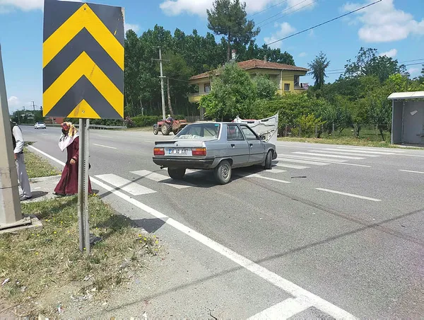 takla-atan-aractan-yarali-olarak-cikarildi-1593087688221.jpg Çarşamba'da takla atan otomobilden yaralı olarak çıkarıldı-5
