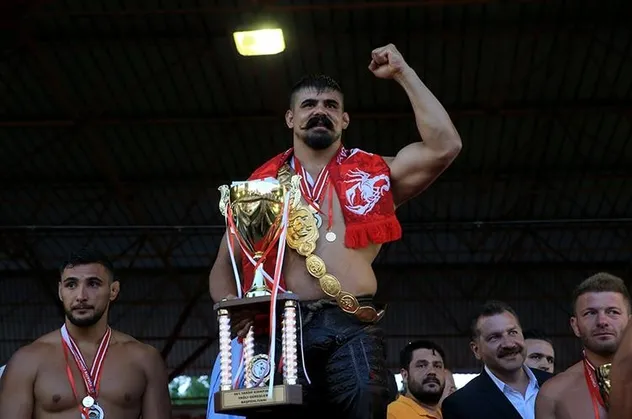 Kırkpınar Başpehlivanı Cengizhan Şimşek'in tüm ödül ve kemerleri geri alındı! Resmi açıklama geldi! İşte Cengizhan'ın ilk sözleri