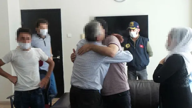 Mersin'de ikna yoluyla teslim olan terör örgütü PKK üyesi, ailesiyle buluşturuldu-3